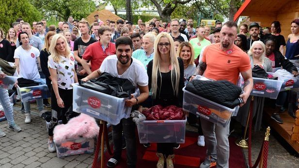 In einer deutschen Reality-Show werden 100 Menschen für vier Personen in einem Haus zusammengepfercht